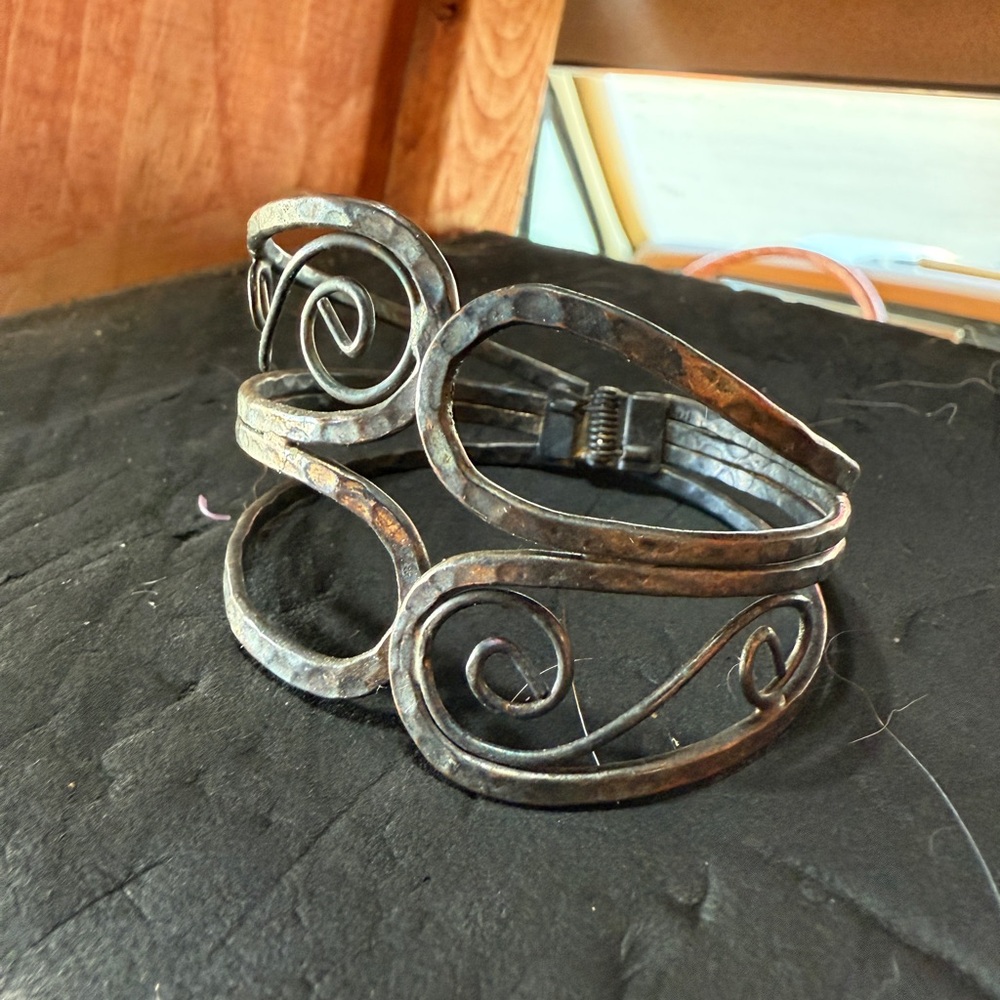 Elegant Swirl Design Bracelet
